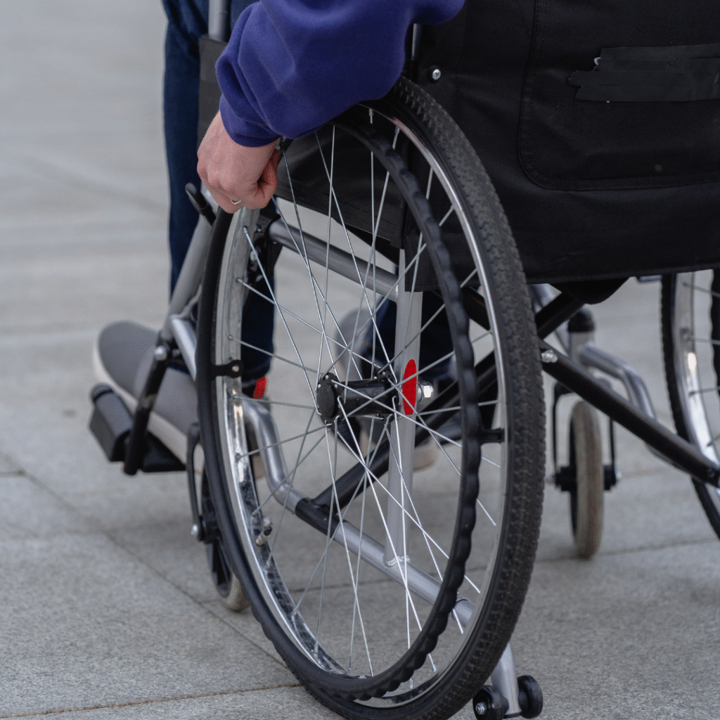 Idosa e pessoa com deficiência recebendo orientação sobre BPC-LOAS com assistente social