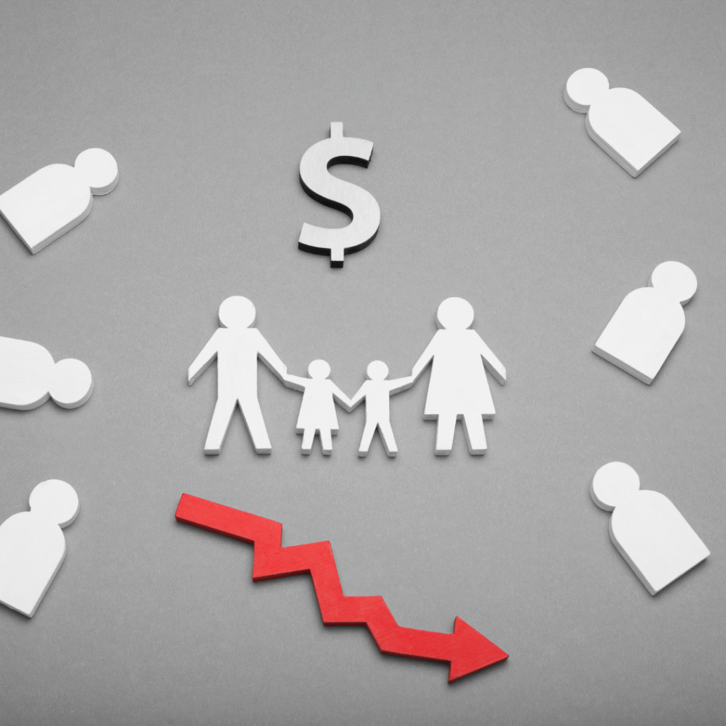 Família em situação de extrema pobreza recebendo orientação sobre BPC-LOAS e benefícios sociais